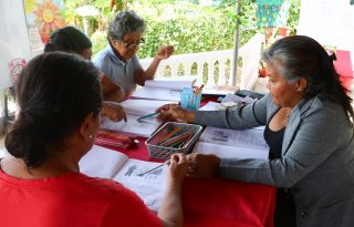Un grupo de mujeres adultas mayores reciben clases en casas particulares. Foto: EFE