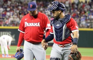 El lanzador Ariel Jurado y el receptor Leonardo Bernal. Foto: Fedebeis