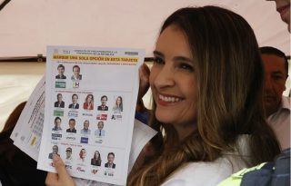 La senadora y candidata del Centro Democrático a la presidencia de Colombia, Paloma Valencia, muestra su papeleta en Bogotá (Colombia). Foto: EFE/ Mauricio Dueñas Castañeda