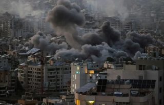 Nubes de humo tras un ataque aéreo israelí en Dahieh, en los suburbios del sur de Beirut, Líbano. Foto: EFE/EPA/Wael Hamzeh