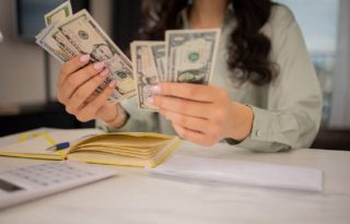 Las mujeres reciben mejores salarios mensuales, en promedio, que los hombres. Foto ilustrativa