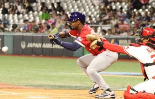 Enrique Bradfield Jr. de Panamá, realiza un toque sorpresivo. Foto: Fedebeis