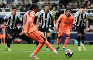 Lamine Yamal anotó el gol del Barcelona por la vía penal. Foto:EFE