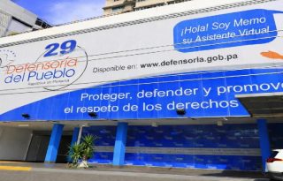 Sede de la Defensoría del Pueblo, ubicada en Vía España, después del cruce con la Vía Fernández de Córdoba. Foto: Cortesía