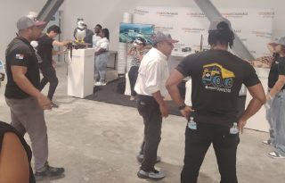 Asistentes viviendo la experiencia virtual de Cobre Panamá. Foto: Diomedes Sánchez