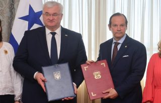 El ministro de Relaciones Exteriores de Ucrania, Andrii Sybiha y el ministro de Relaciones Exteriores de Panamá, Javier Martínez-Acha. Foto: EFE