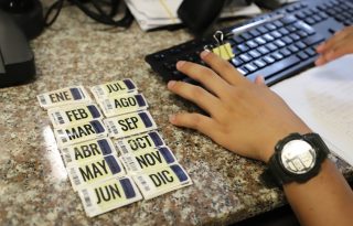 Placas y stickers de enero y febrero aún no se han entregado. Foto. Cortesía