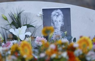 La actriz Brigitte Bardot en su tumba rodeada de flores. Foto: EFE / EPA / Sebastien Nogier