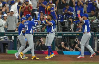 Jugadores de Venezuela celebran el triunfo en la final del Clásico Mundial de Béisbol ante Estados Unidos. Foto:EFE