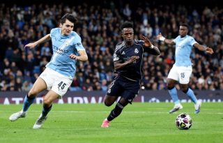Abdukodir Khusanov del Manchester City (Izq.) disputa el balón con el brasileño Vinícius Jr. Foto: EFE