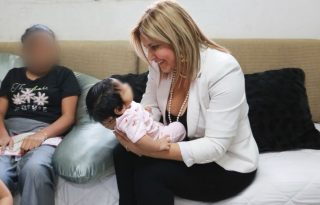 La directora de la Senniaf, Lilibeth Cárdenas, visitó el albergue. Foto: Cortesía