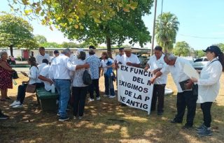 Los manifestantes también destacaron que esta situación no solo afecta a exfuncionarios del MIDA, sino a exempleados de otras instituciones públicas en el país. Foto. Melquíades Vásquez
