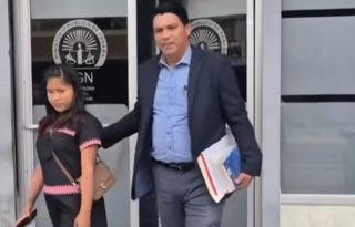 Kenibeth Saldaña, madre de la bebé, junto a su abogado Gustavo Pinzón. 