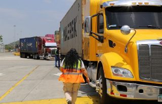 El incumplimiento de esta disposición dará lugar a la aplicación de medidas sancionatorias contempladas en la Ley N.° 30 de 8 de noviembre de 1984.