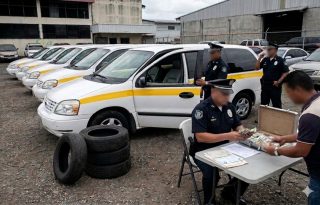 Los policías hurtaban y comercializaban de forma ilegal vehículos, motocicletas y accesorios de propiedad institucional. Foto: Gemini/IA