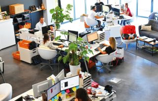 El joven recibirá una asignación mensual de 450 dólares en el año de la pasantía. Foto ilustrativa