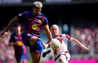 El jugador del FC Barcelona Ronald Araujo (izq.) lucha por el balón con Isi (d), del Rayo Vallecano. Foto:EFE