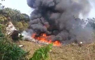 Captura de video tomada de rastreo de redes que muestra el accidente de un avión este lunes, en Putumayo (Nariño). Foto: EFE
