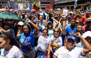 Simpatizantes del chavismo participan en una manifestación para exigir la eliminación de las sanciones económicas. Foto: EFE