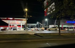El aumento del precio del combustible provocó largas filas en las estaciones de servicio.