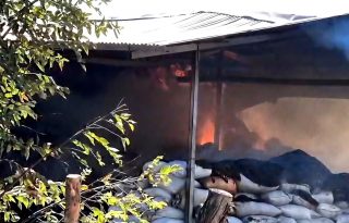 En las labores participaron al menos diez unidades de bomberos, con apoyo de varios carros cisterna y personal privado presente en el área