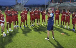 Thomas Christansen, conversa con los jugadores durante los entrenameintos con miras al partido ante Sudáfrica. Foto: FPF