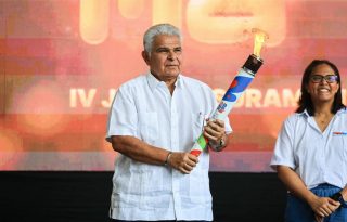 José Raúl Mulino recibe la llama del Sur. Foto: Cortesía