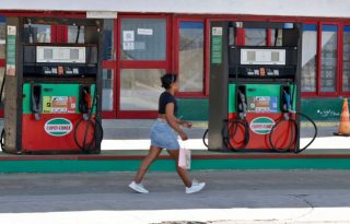 Una persona camina frente a una estación de gasolina en La Habana (Cuba).  Foto: EFE