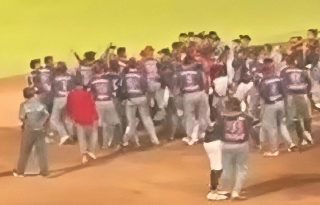 El ambiente se tornó incontrolable en cuestión de minutos, derivando en una pelea campal que se extendió por distintas áreas del estadio.