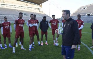 Thomas Christiansen conversa con sus jugadores. Foto: FPF
