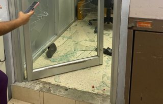 Se ocasionaron daños materiales en puertas y ventanillas. Foto: Cortesía