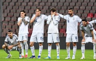 Jugadores de Italia se lamentan por la eliminación. Foto: EFE