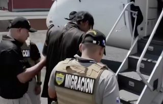 El extranjero fue deportado a su país.