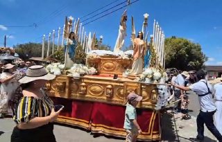 La Carrera de los Santos no solo marca el cierre de las celebraciones de Semana Santa, sino que también reafirma el arraigo de las tradiciones que distinguen a esta región panameña, donde la cultura popular sigue siendo protagonista año tras año. Foto. Thays Domínguez