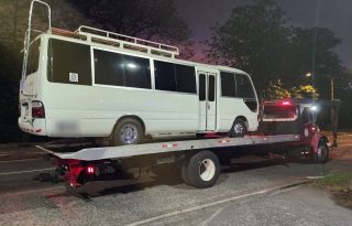El bus fue removido con grúa, tras el resultado de la prueba al conductor. Foto: Cortesía