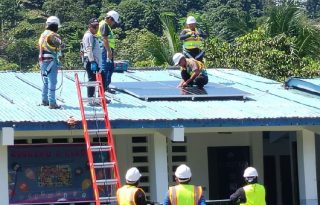 Los nuevos técnicos instalando paneles en una escuela. Foto: Cortesía Inadeh