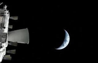 Imagen distribuida por la NASA que muestra la nave Orión de la misión Artemis II en su trayectoria de alejamiento de la Tierra. Foto: EFE/ NASA