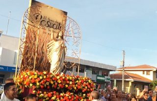 Aurelia Espino, fiel católica, dijo que la carrera de Los Santos no solo reafirma las creencias de los fieles, sino que también se convierte en un espacio de unión comunitaria. Foto. Melquíades Vásquez