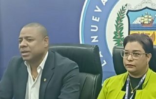 El alcalde de Colón Diógenes Galván dijo que  se podría limitar el personal en las oficinas y modificar el horario de trabajo de los empleados municipales. Foto. Cortesía