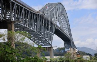 Un equipo interinstitucional inspeccionó el puente de Las Américas. Foto: EFE