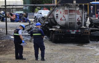 Labores de inspección técnica en el Puente de las Américas.  EFE
