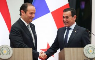 El ministro de Relaciones Exteriores de Paraguay, Rubén Ramírez (d) estrecha la mano de su homologo de Panamá, Javier Martínez-Acha, durante una rueda de prensa este miércoles, en Asunción (Paraguay). Foto: EFE