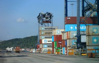 Contenedores en el Puerto de Balboa. Foto: EFE