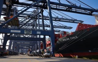 Autoridades gubernamentales realizaron ayer, jueves, un recorrido en el puerto de Balboa para verificar su funcionamiento luego del proceso de transición.  Cortesía 