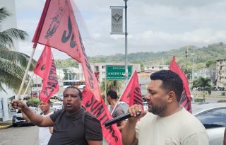Obreros afiliados al Suntracs se manifestaron en las afueras de los juzgados de trabajo. Foto: Internet