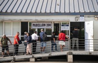 Personas esperan para poder votar este domingo, en Lima Perú. Foto: EFE