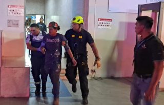 Uno de los trabajadores fue rescatado. Foto: Alexander Santamaría