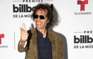 Felipe Staiti posando en la alfombra azul de los Premios Billboard en Miami. Foto: EFE / Marlon Pacheco