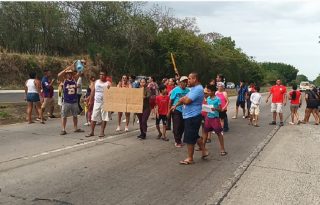 Los moradores de varias barriadas en Santiago de Veraguas llevan varios días cerrando los calles y en vigilia, para que las autoridades le den una respuesta a sus necesidades. Foto. Melquíades Vásquez