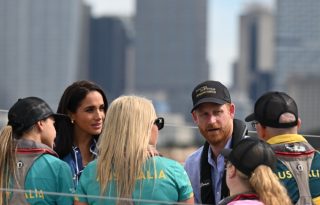 El príncipe Harry (C-D) y Meghan (C-I), duques de Sussex. Foto: EFE / EPA / DEAN LEWINS